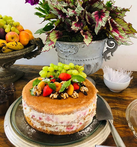 Bolo artesanal com frutas frescas