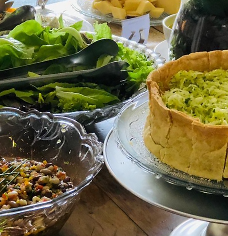 Buffet colonial com saladas e tortas