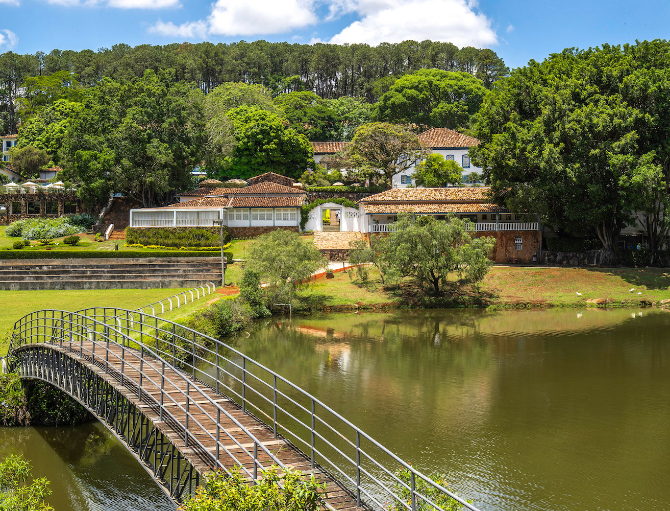 Vista do lago e da fazenda histórica